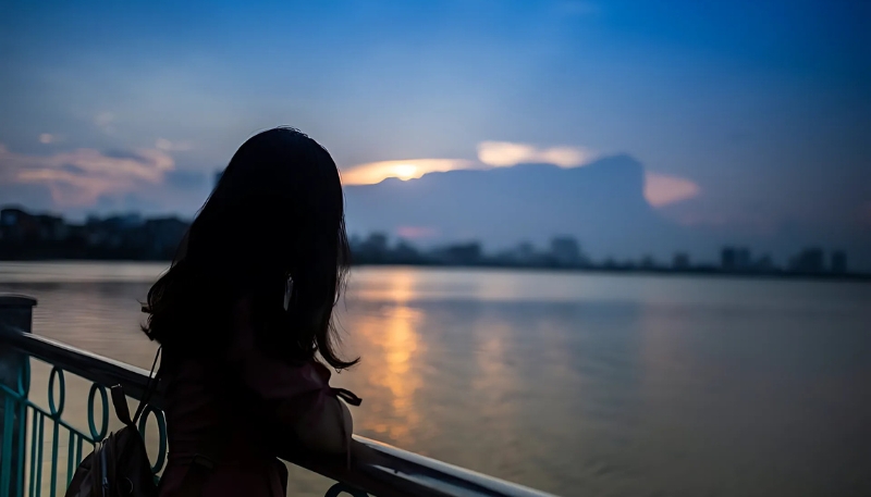 Ảnh cô gái buồn