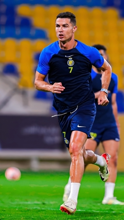 ảnh ronaldo trên sân cỏ cool ngầu