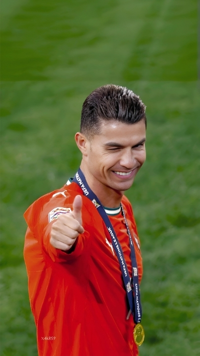 hình cr7 cười siêu đẹp trai