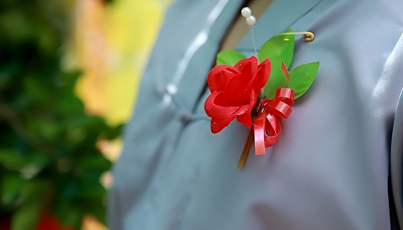 Wallpaper Vu Lan báo hiếu cài hoa lên áo desktop