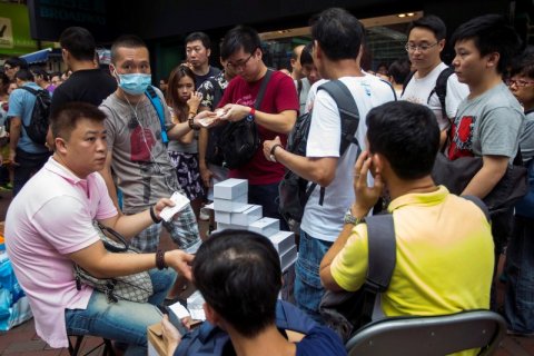 iPhone 8 xach tay va thi truong soi dong dung dang sau no hinh anh 2