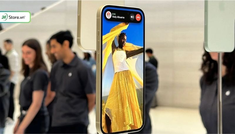 iPhone 15 Plus vàng có màn hình lớn 6.7 inch