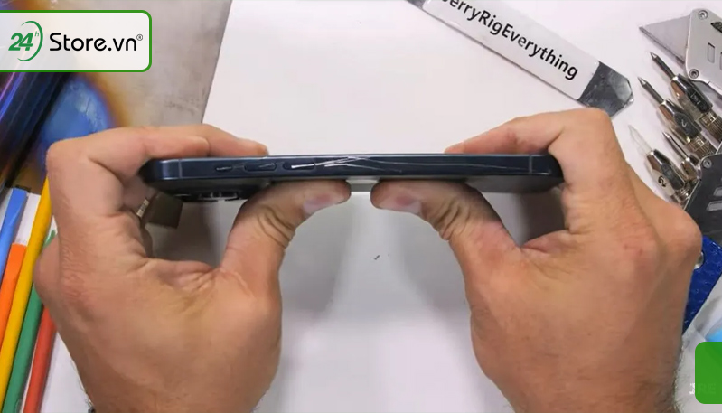 iPhone 15 Pro Max bị trầy xước viền titan