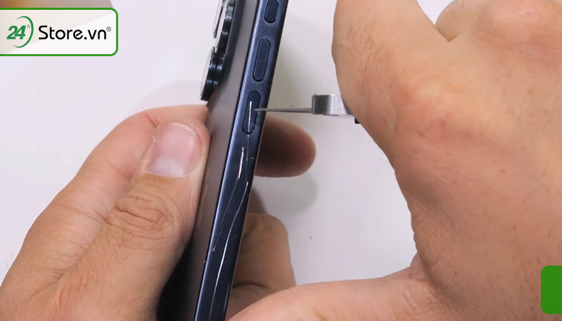 iPhone 15 trầy xước
