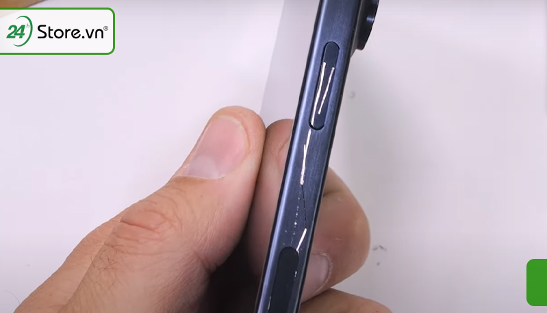 màn hình iPhone 15 Pro Max trầy xước