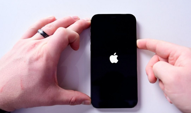 iPhone không lên màn hình
