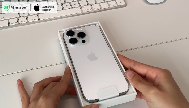iPhone 16 Pro Max màu titan trắng