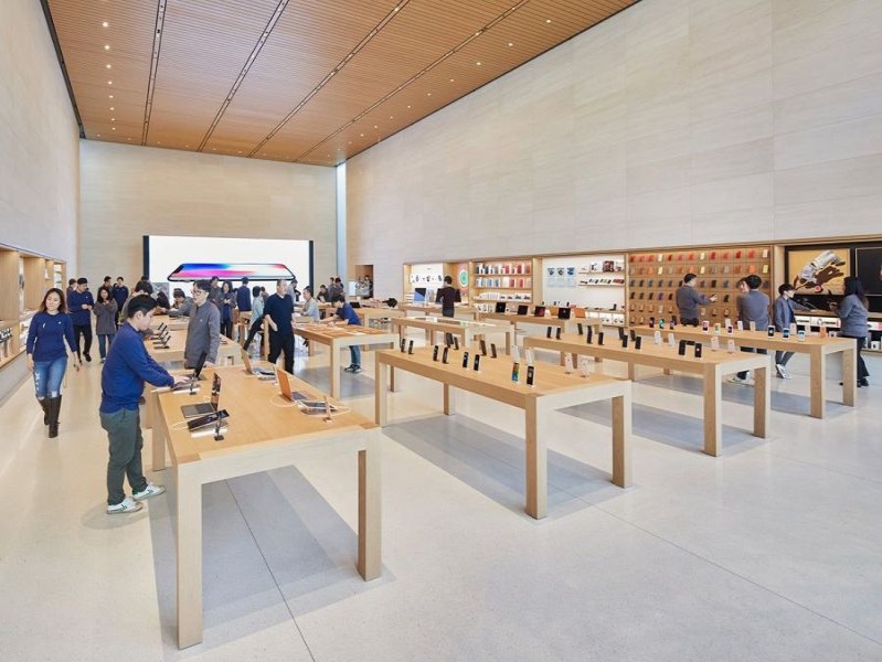 iphone x & iphone 8 2 Khách hàng chọn lựa điện thoại iPhone X & iPhone 8