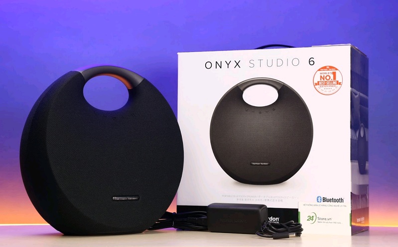 Trong hộp đựng loa Harman/Kardon Onyx Studio 6 có kèm bộ sạc