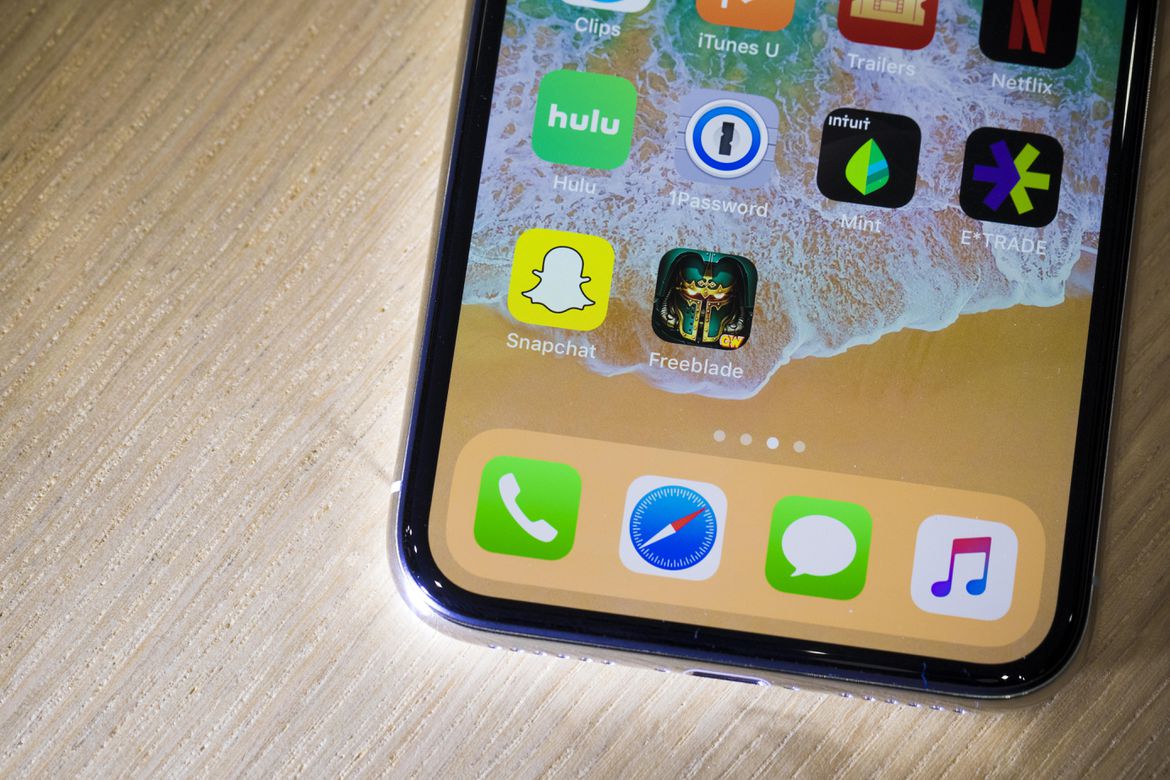 nhung diem khien iPhone 8 gia re 32GB thua thiet  khi so sanh voi iPhone X hinh anh 2