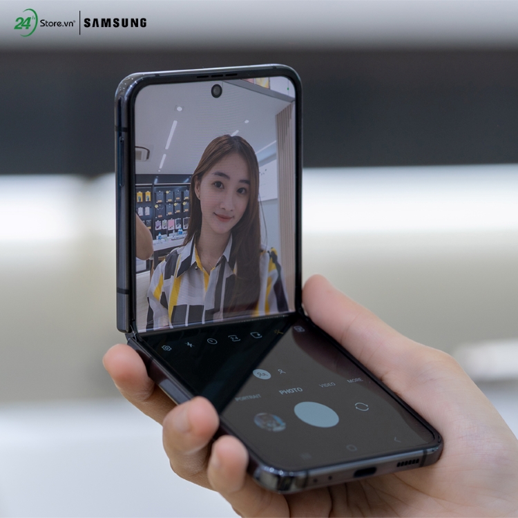 Selfie bằng camera trước của Z Flip4