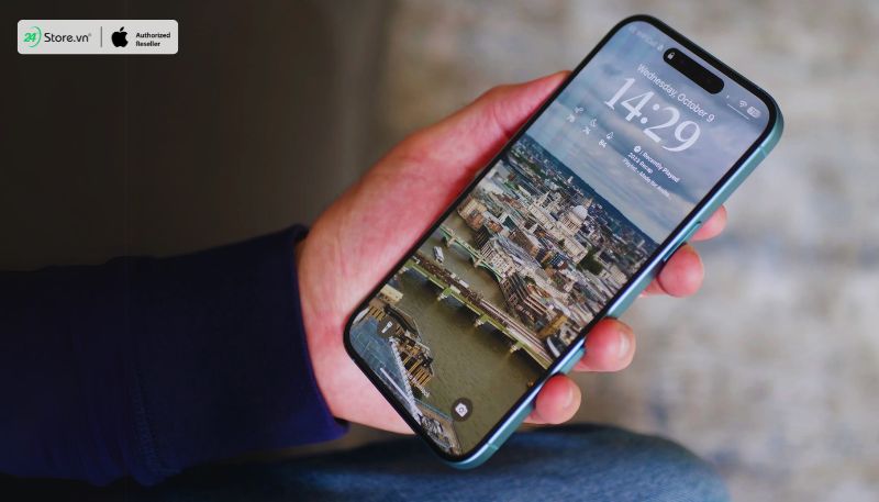Review iPhone 16 Plus và OnePlus 12 về màn hình