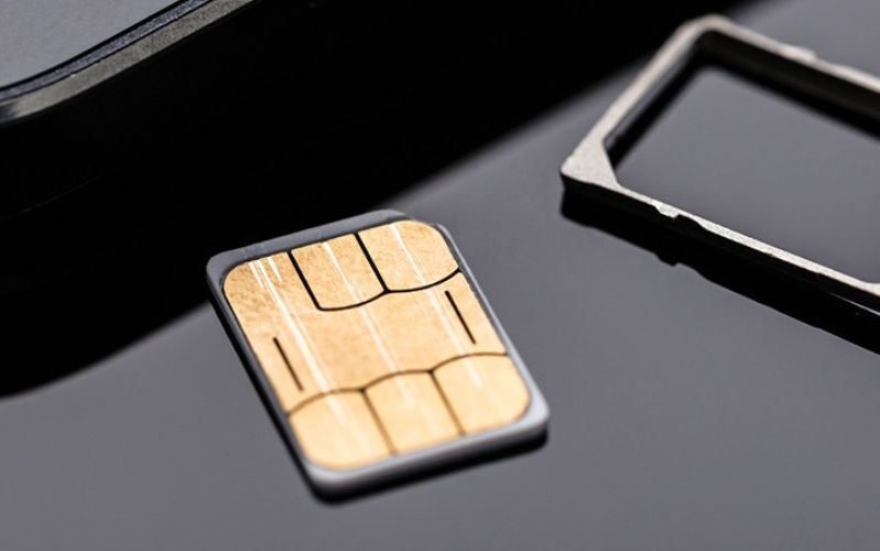 Tăng tốc độ mạng 4G cho Iphone Tháo thẻ sim ra, vệ sinh và lắp lại cũng là một cách để cải thiện tốc độ mạng